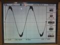 Oscillation on top and bottom of waveform. Full power, 40Hz. The vertical scale on the oscilloscope screen is half the actual output voltage because of the differential oscilloscope probe used.